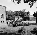 843162 Gezicht op de bijgebouwen aan de voorzijde van het huis Gunterstein (Zandpad 48) te Breukelen.N.B. De foto is ...